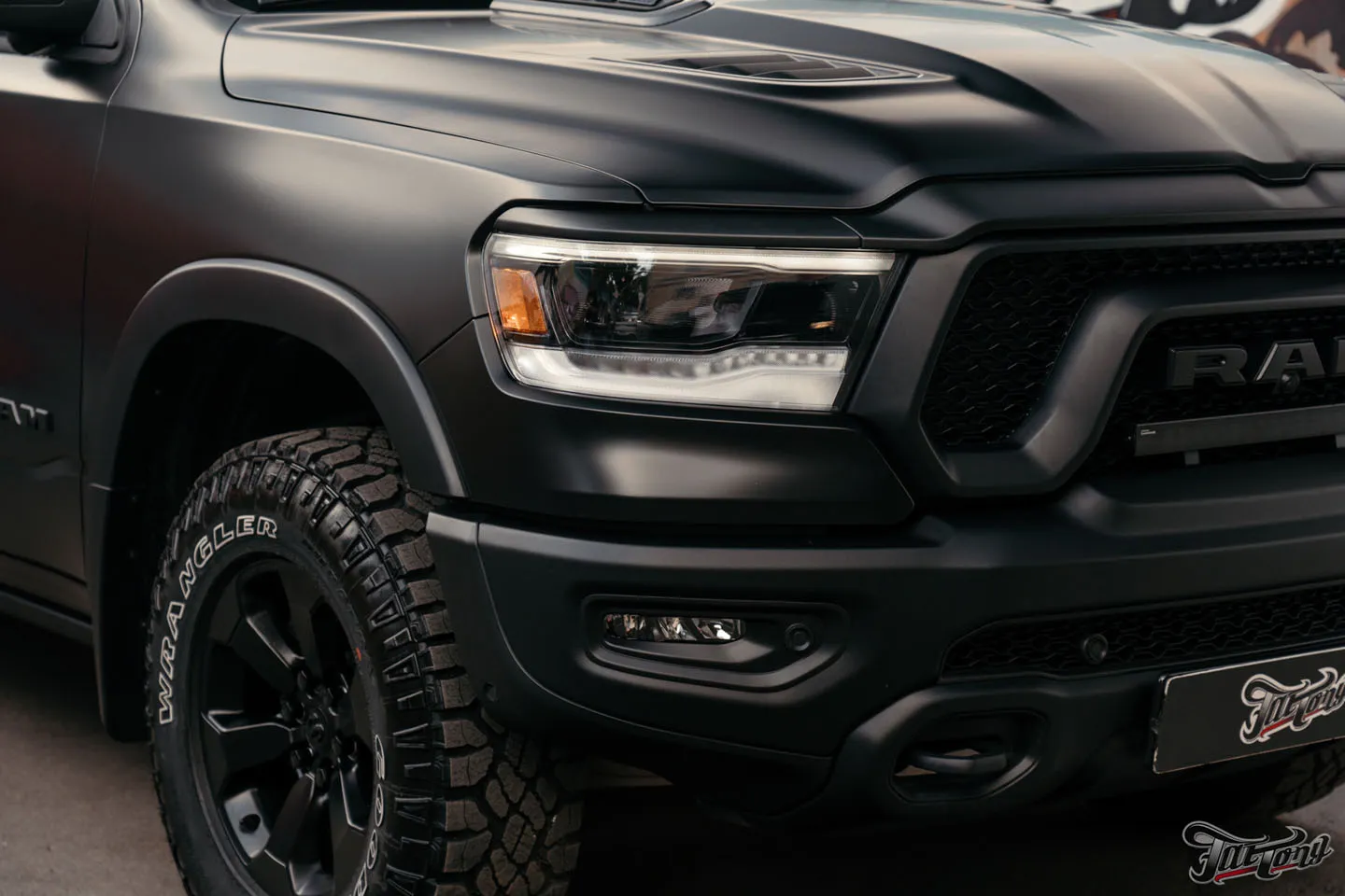 Оклеили RAM 1500 Rebel матовым полиуретаном